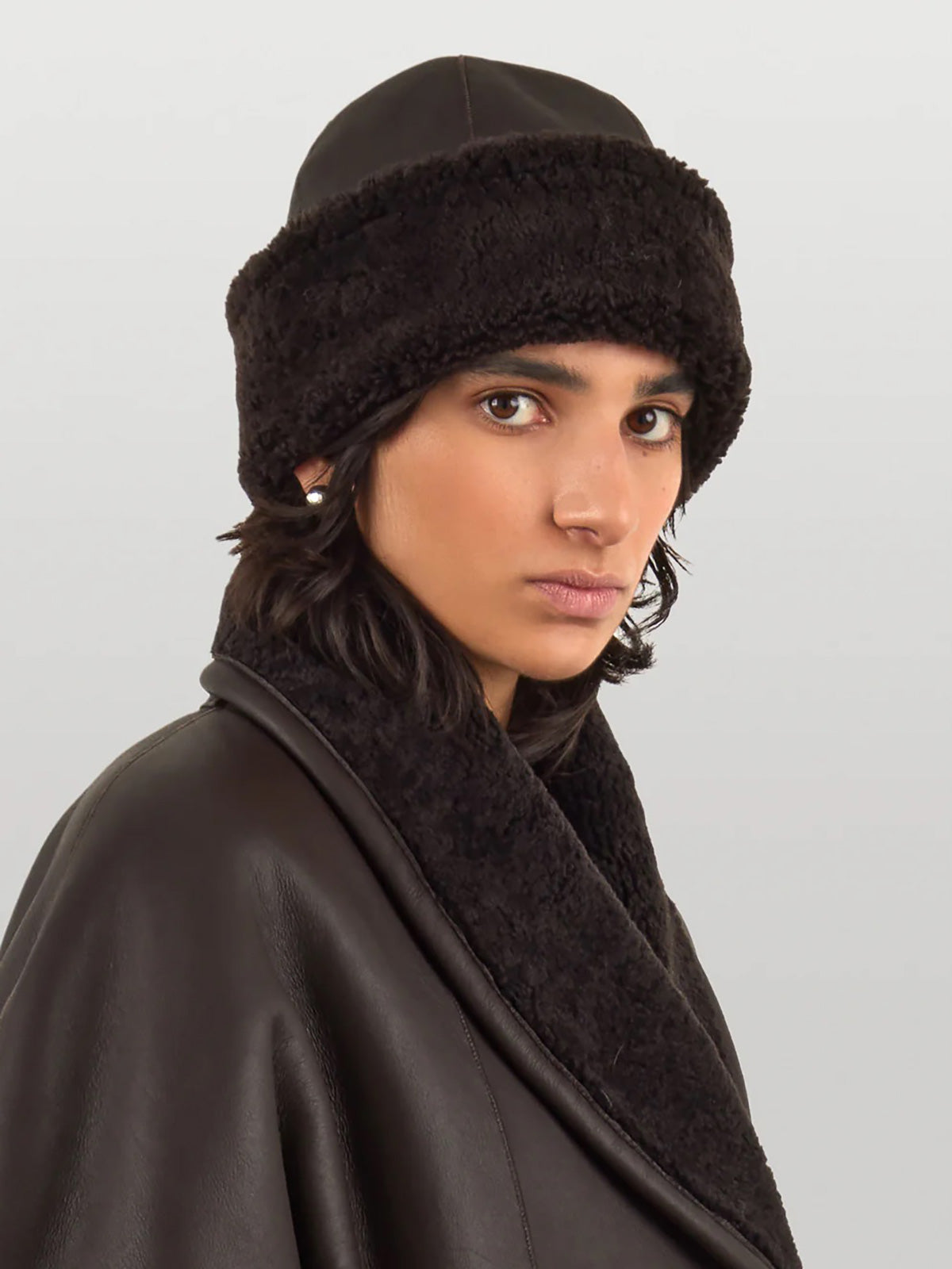 Brown Chiswick Shearling Hat | Womens Luxury Shearling | Gushlow & Cole | model side