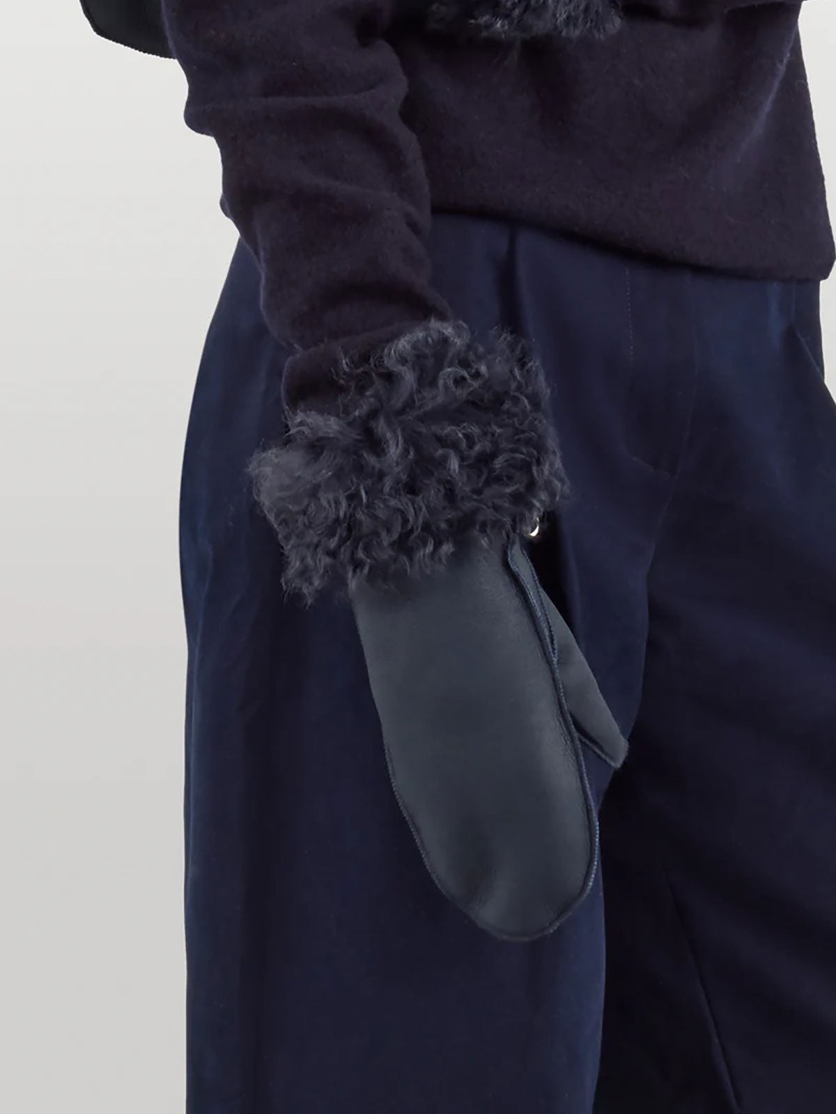 Full Palm Navy Shearling Mittens | Womens | Gushlow & Cole - model crop in