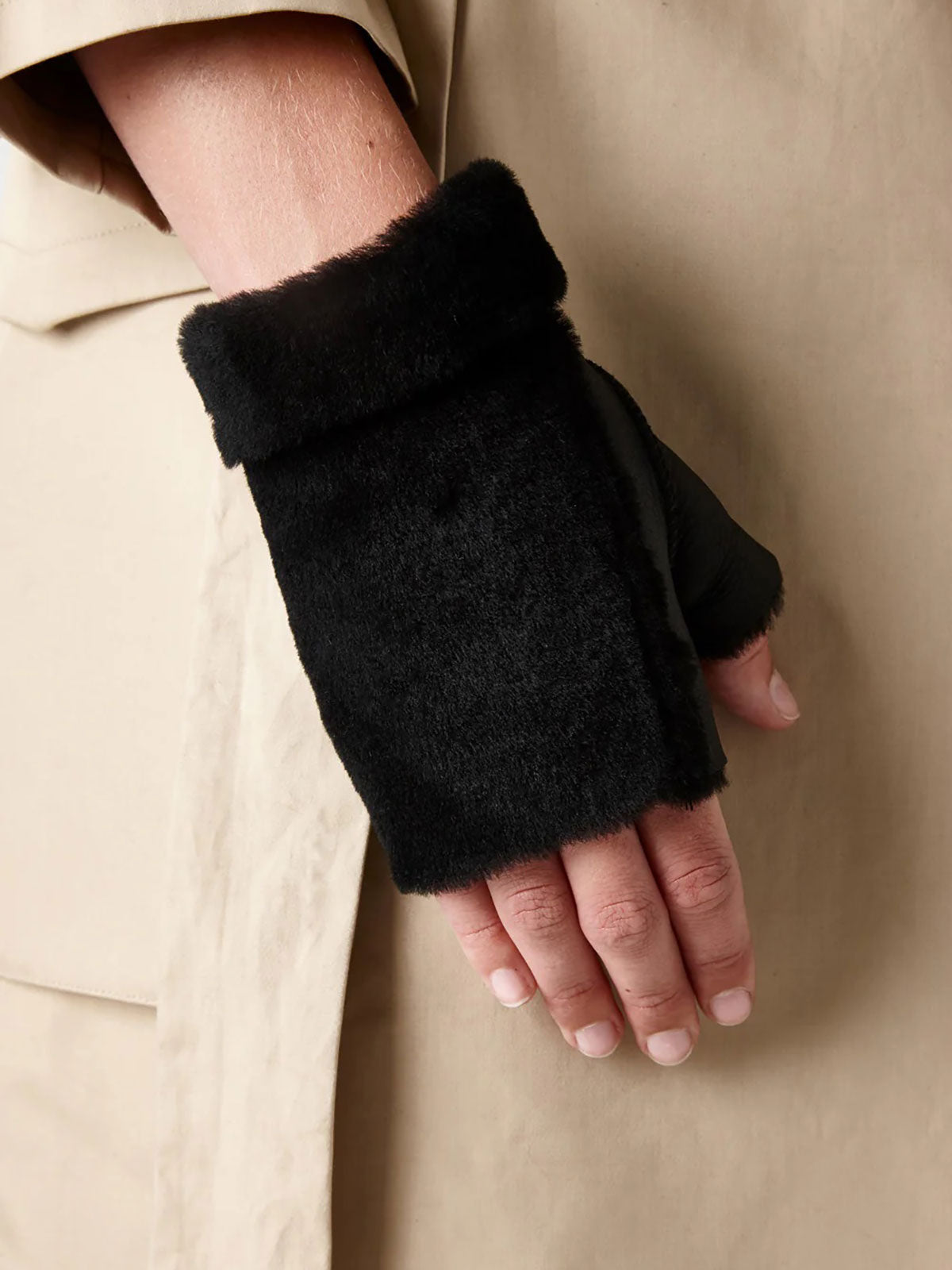 Mini Shearling Mittens in Black | Women | Gushlow & Cole