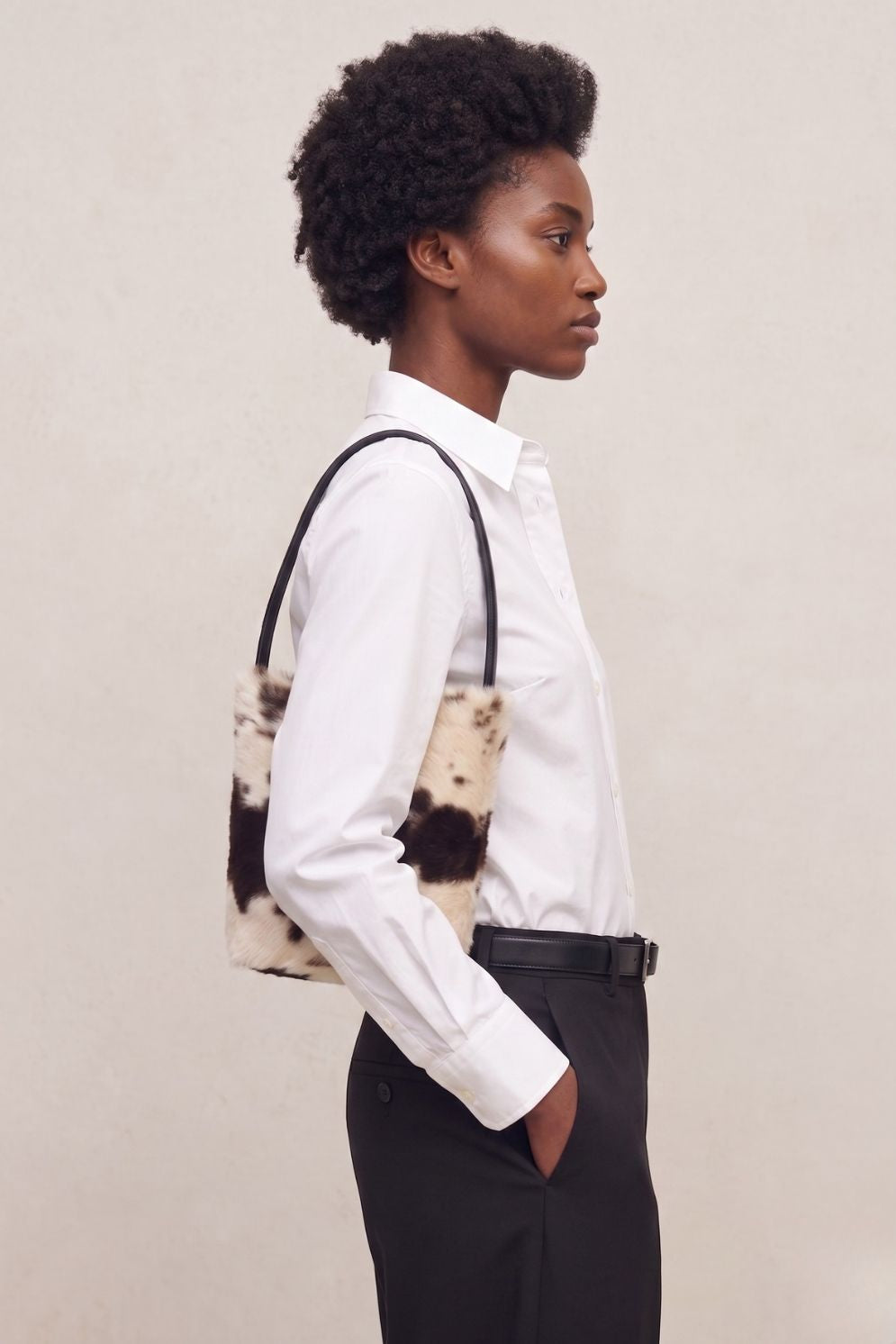 model wearing white shirt and maye small pintos bucket tote bag by gushlow & cole