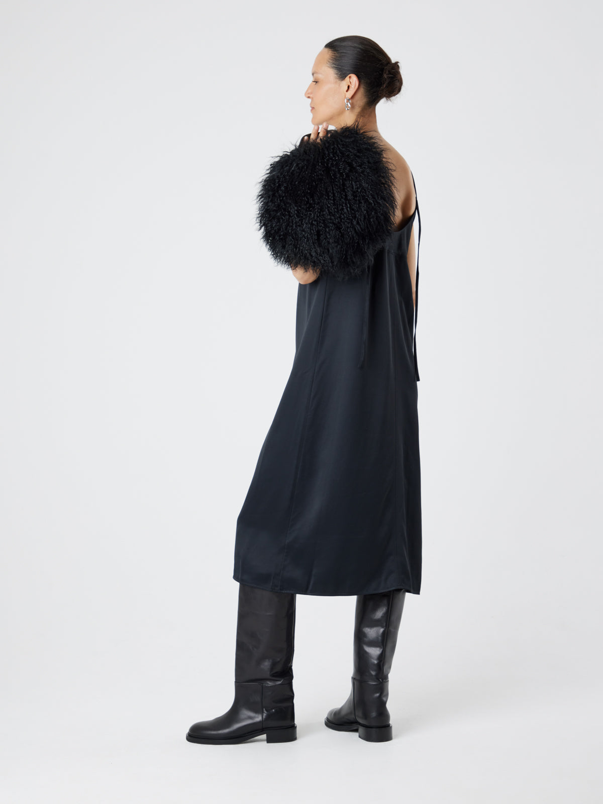 Mongolian Shearling Black Saddle Bag | Womens | Gushlow & Cole-model with bag over shoulder