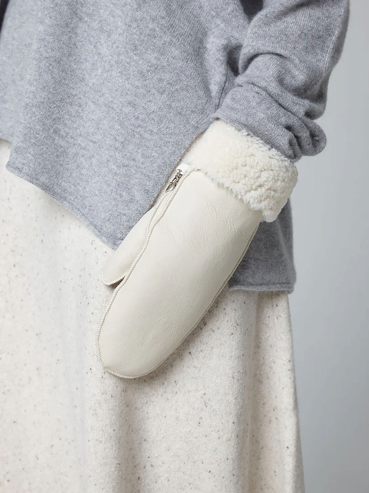 white full palm shearling mittens - crop - women | Gushlow & Cole