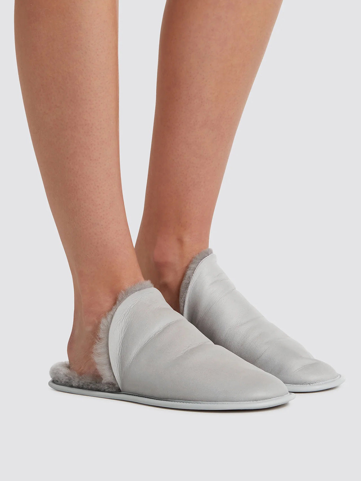 grey shearling travel slider slippers - women | gushlow and cole - cell image 1