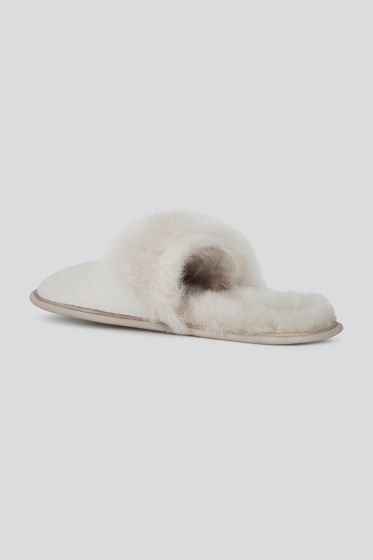 cream shearling travel slider slippers - women | gushlow and cole - cell image 4