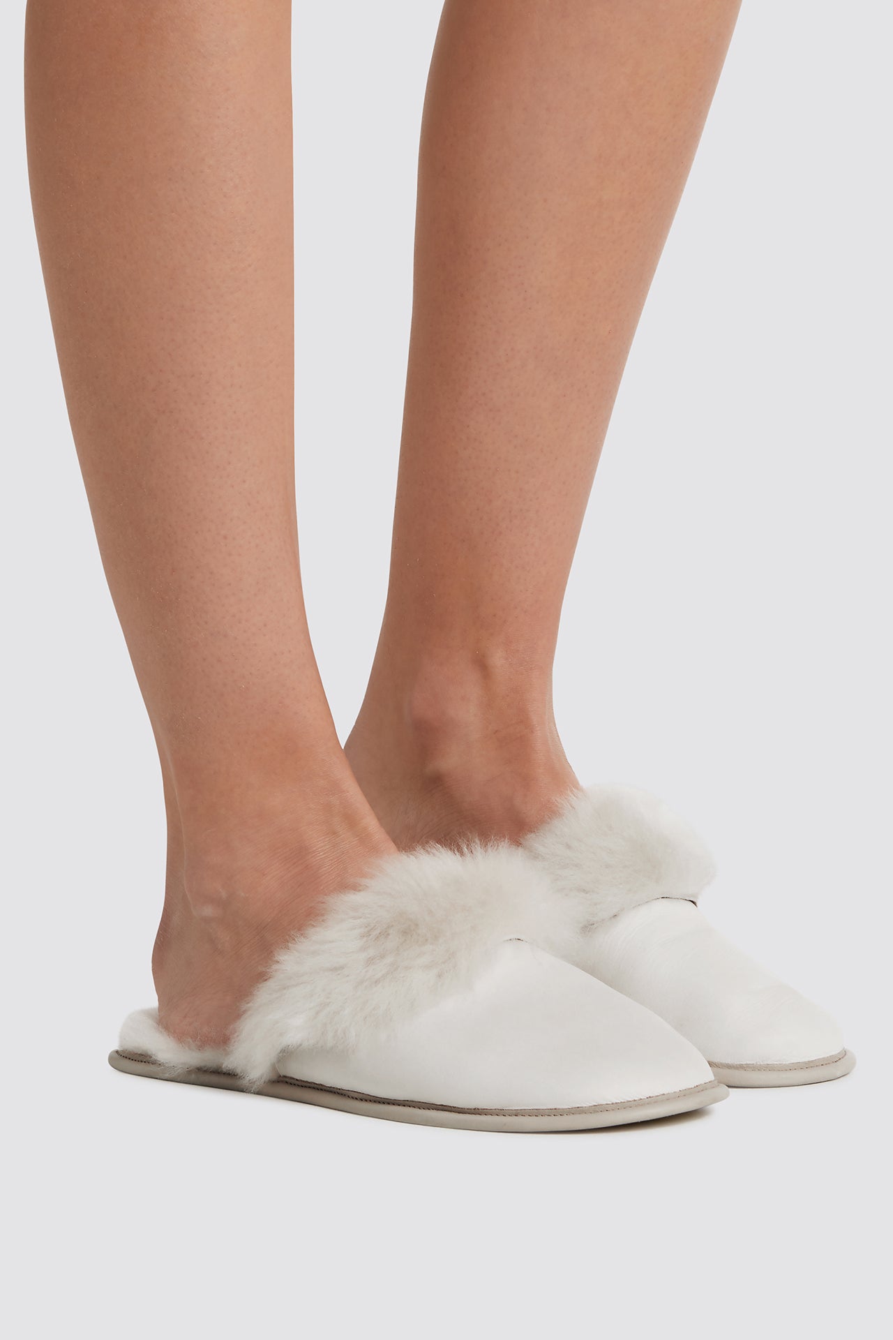 cream shearling travel slider slippers - women | gushlow and cole - cell image 5