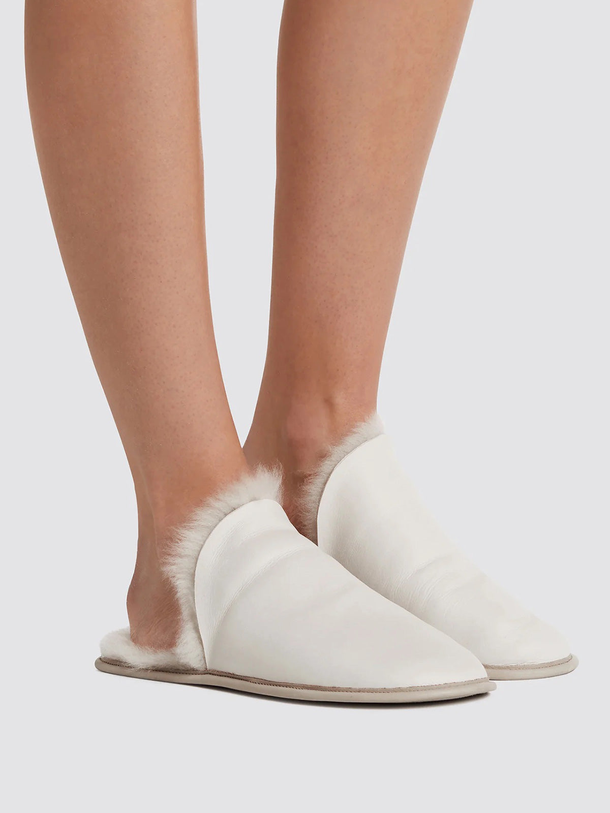 cream shearling travel slider slippers - women | gushlow and cole - cell image 1
