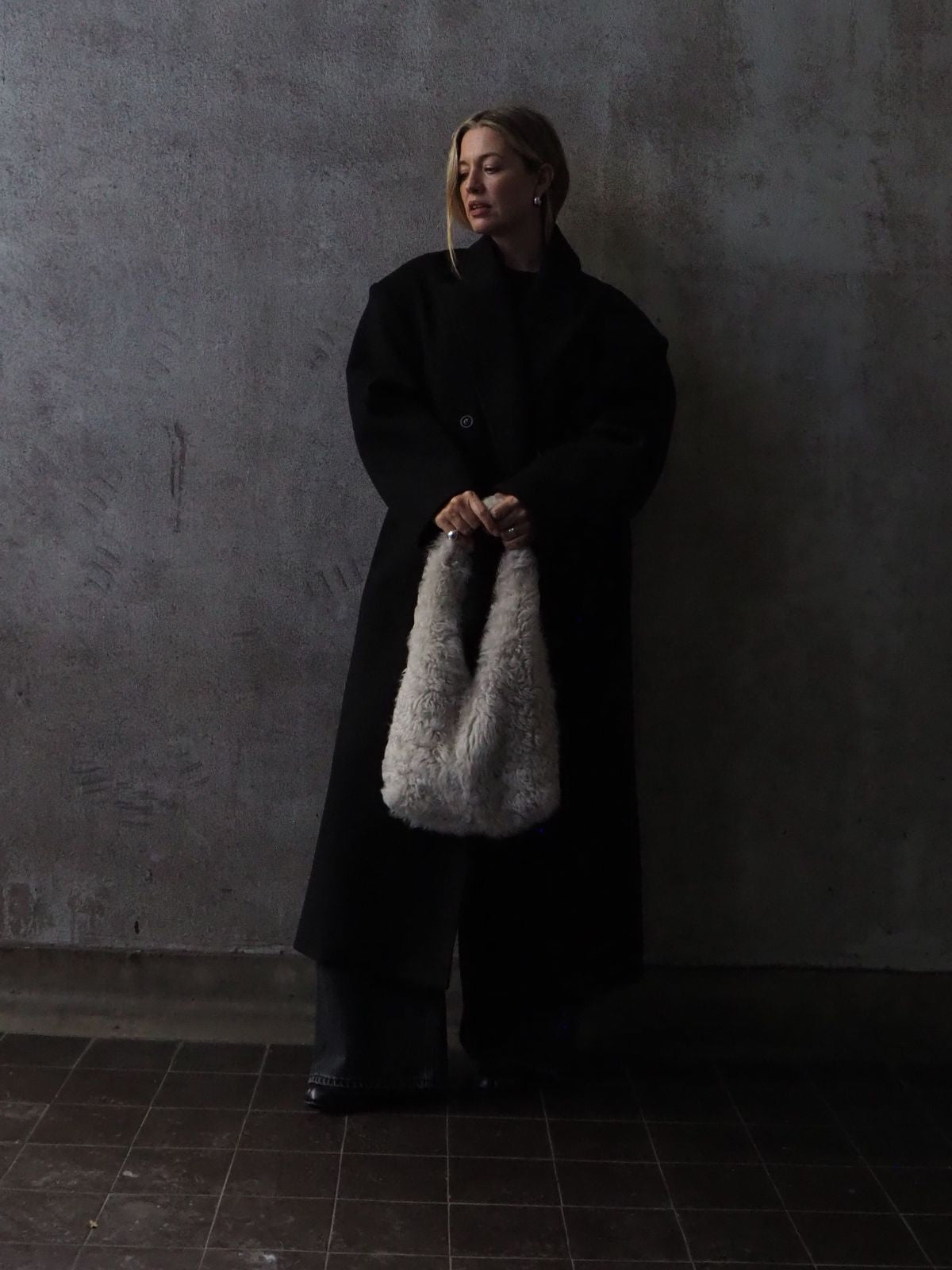 alexis foreman wearing gushlow & cole shearling slouch bag