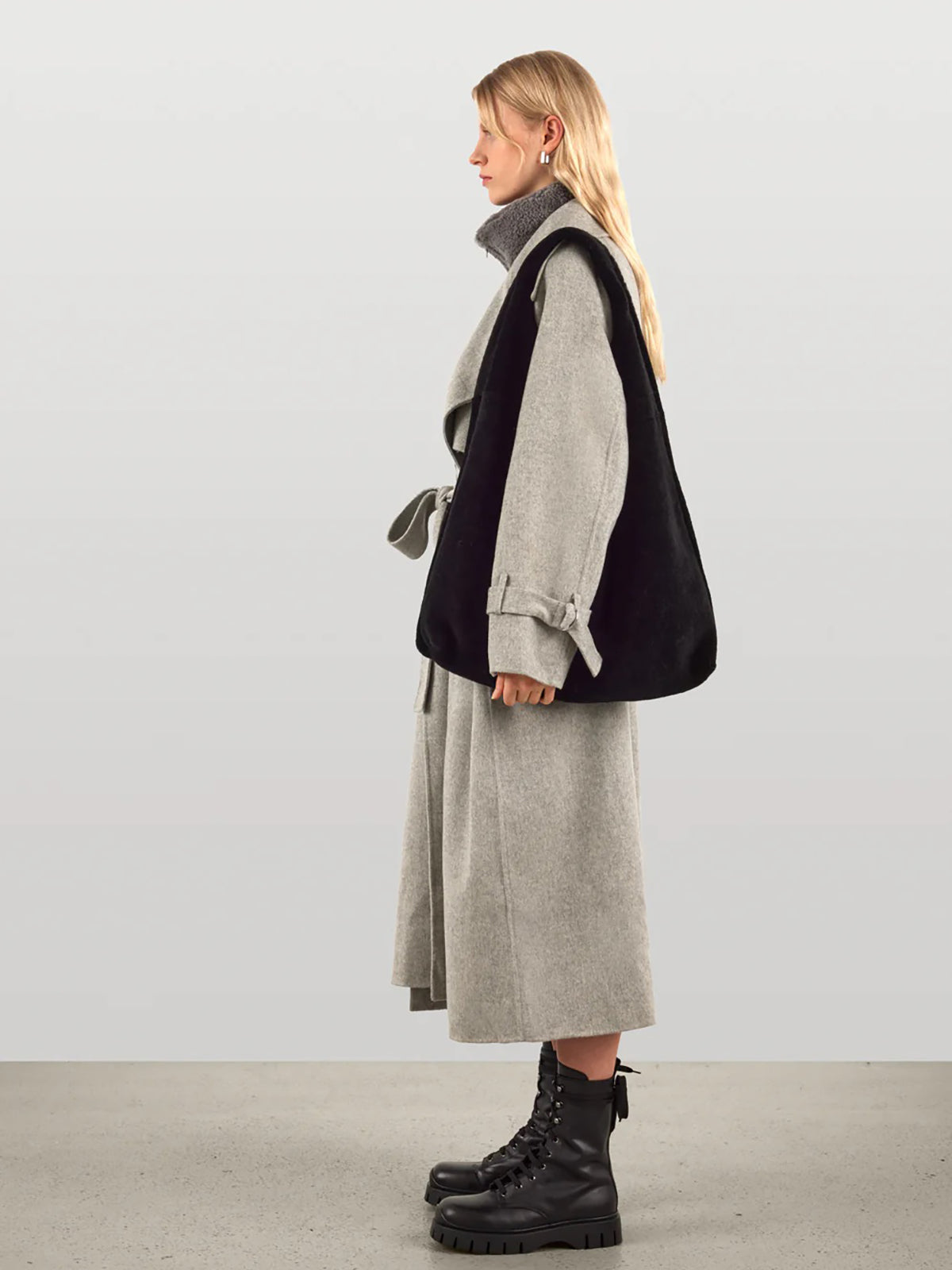 Black Large Shearling Slouch Bag | Womens luxury shearling | Gushlow & Cole - model with bag over shoulder