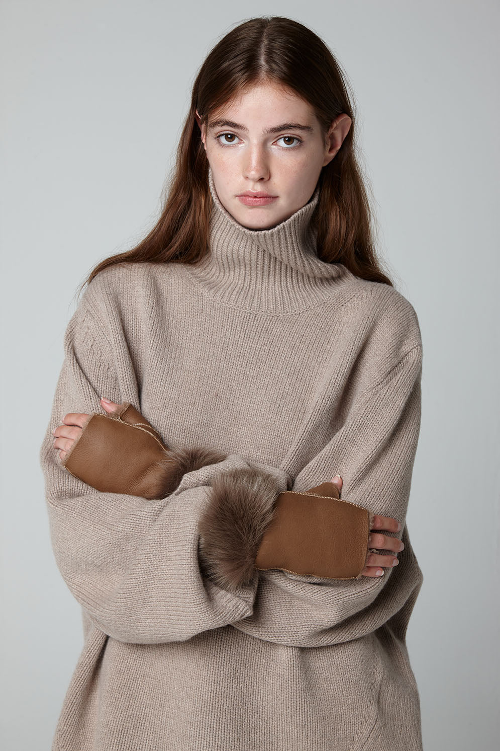 camel mini shearling mittens - model - women | Gushlow & Cole