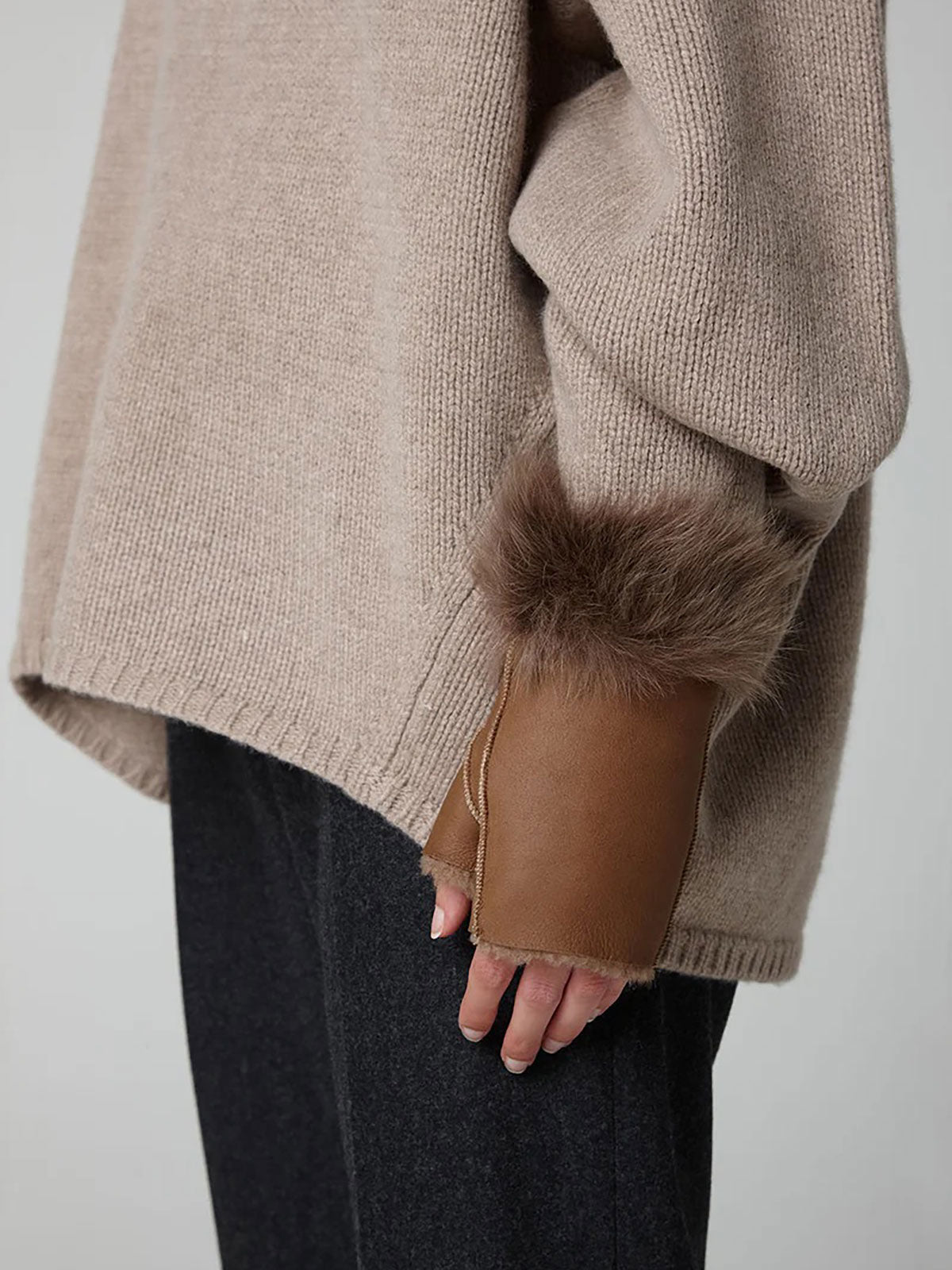 camel mini shearling mittens - crop - women | Gushlow & Cole