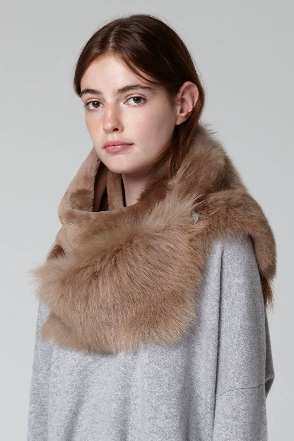 camel shearling baby mixed texture scarf - model crop - women | Gushlow & Cole