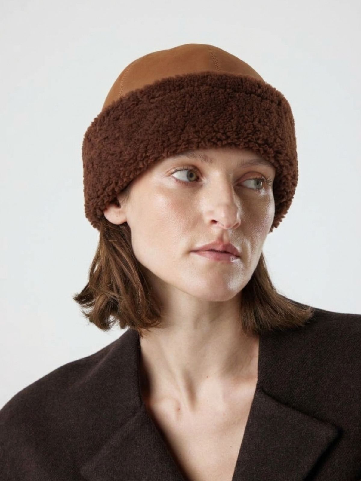 woman wearing chestnut brown chiswick shearling hat by gushlow & cole