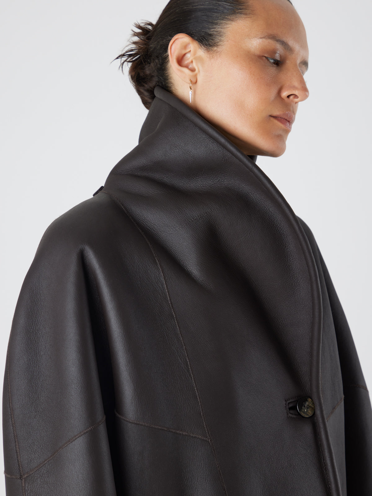 L9020 Brown Midi Shearling Coat | Womens | Gushlow & Cole-model crop with collar
