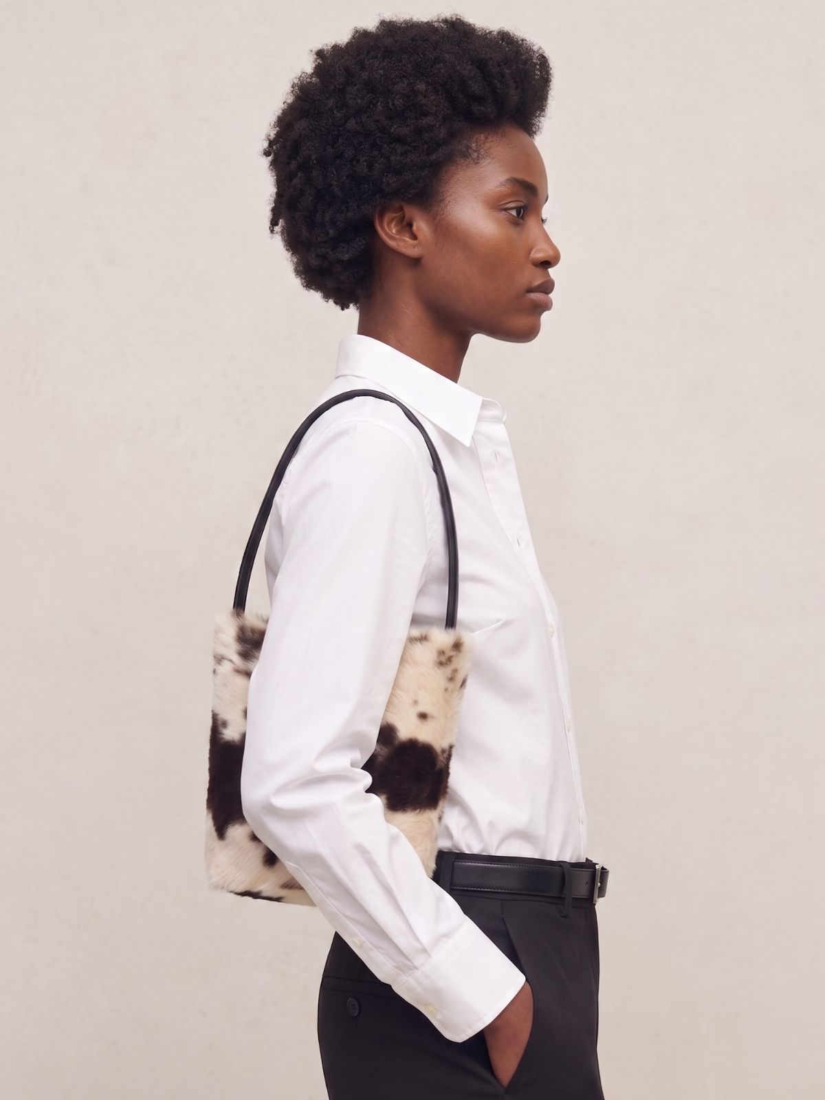 model wearing white shirt and maye small pintos bucket tote bag by gushlow & cole