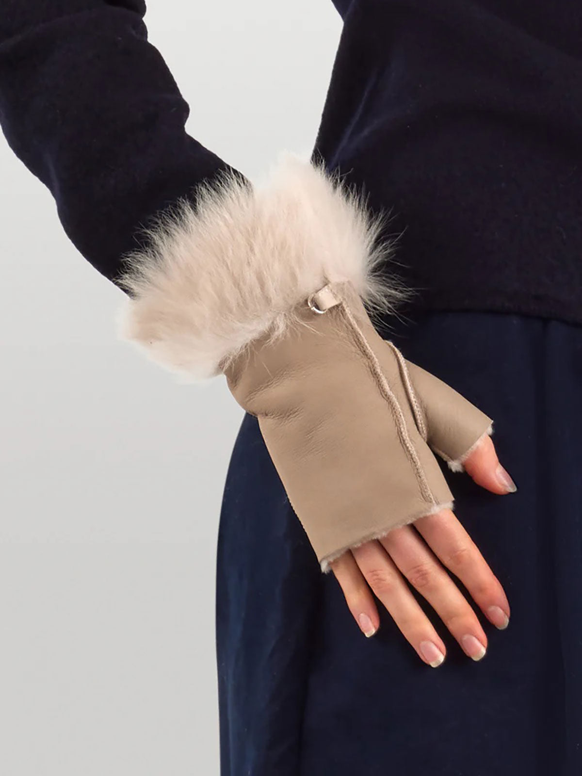Mini Oyster White Shearling Mittens | Womens | Gushlow & Cole-close up of mitten