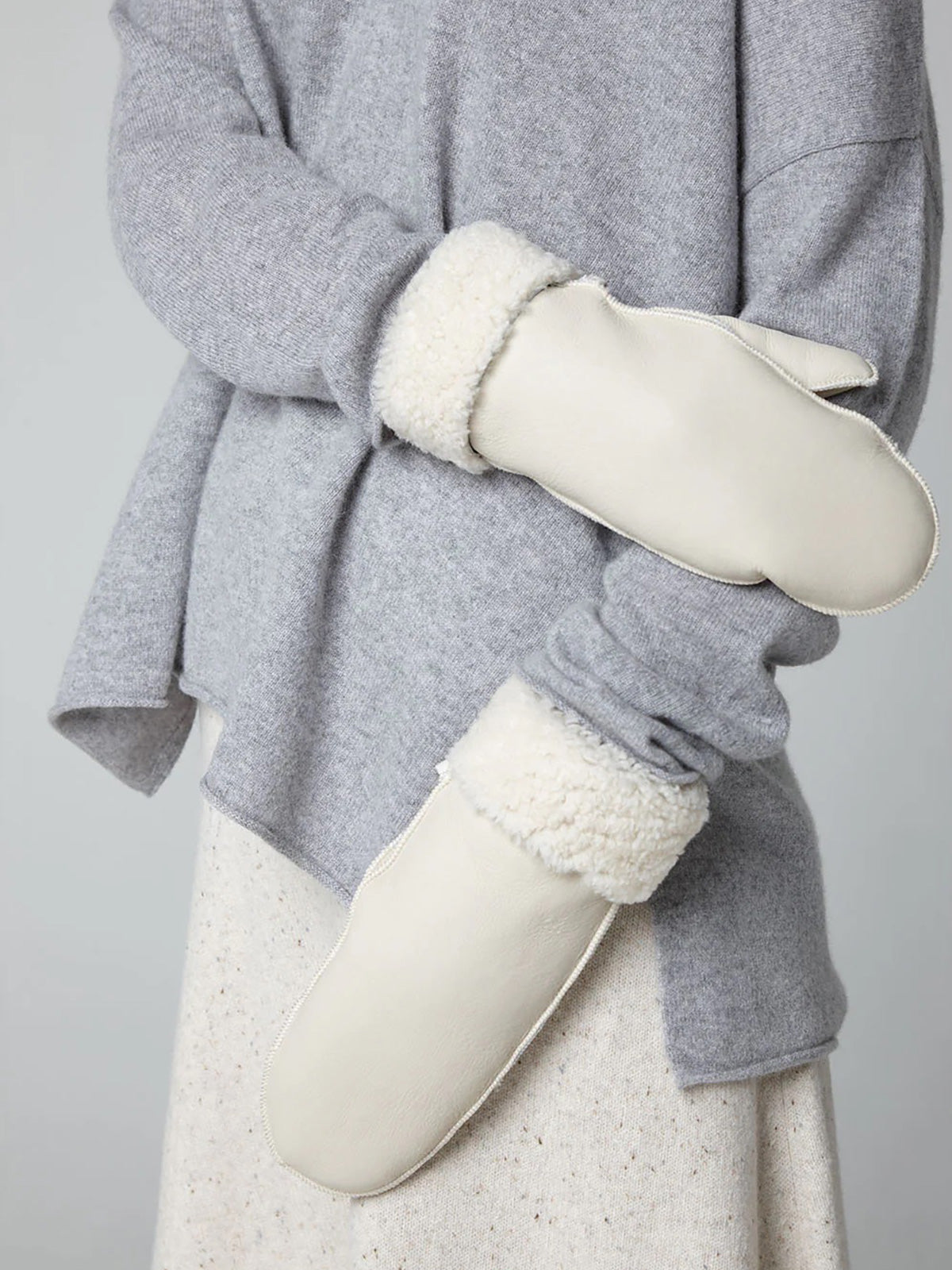 white full palm shearling mittens - crop both hands - women | Gushlow & Cole
