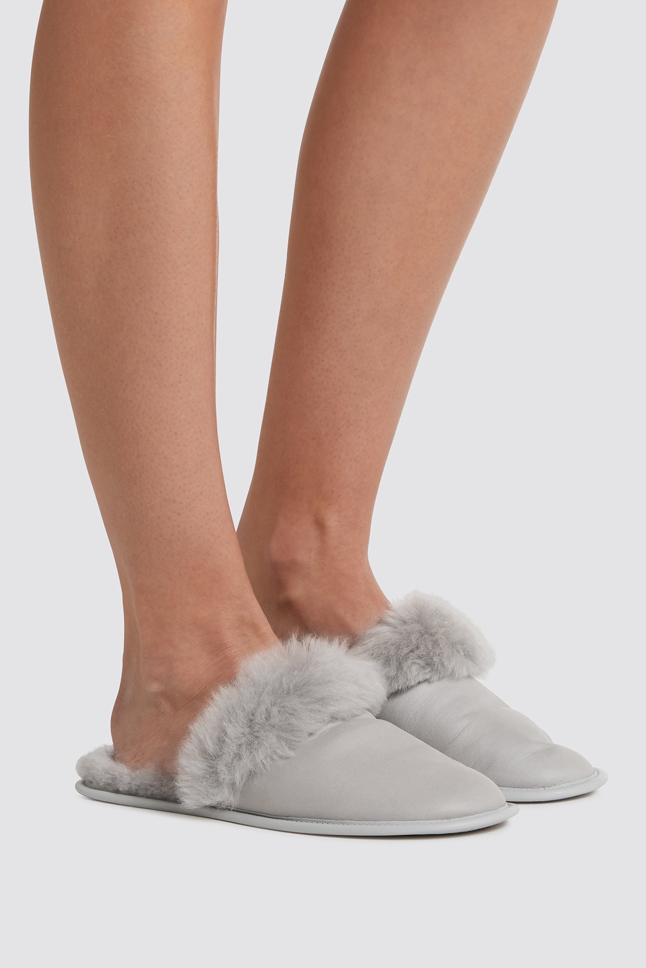 grey shearling travel slider slippers - women | gushlow and cole - cell image 5