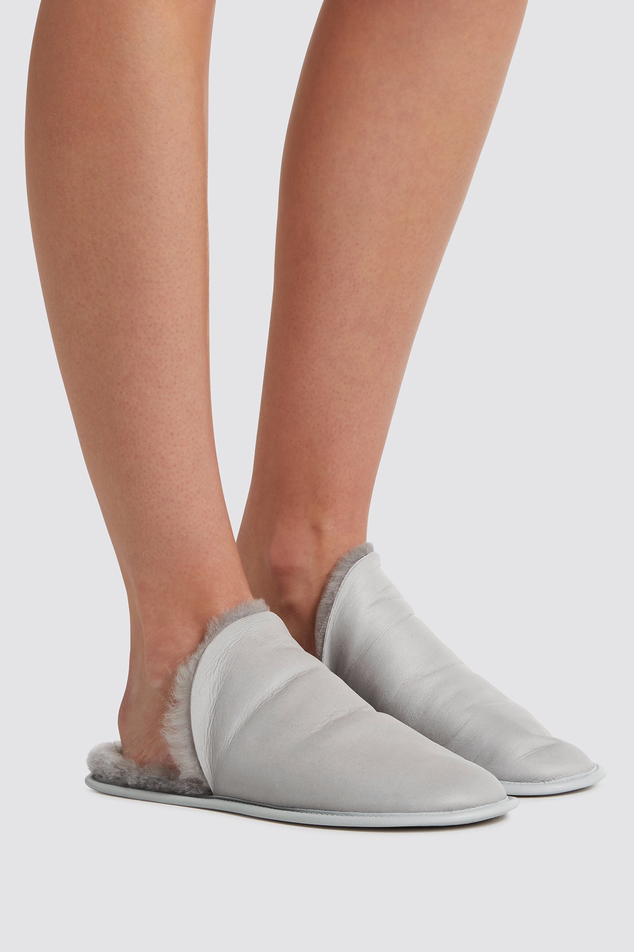 grey shearling travel slider slippers - women | gushlow and cole - cell image 1