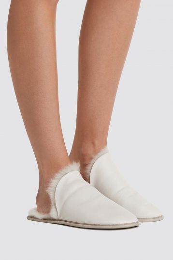 cream shearling travel slider slippers - women | gushlow and cole - cell image 1