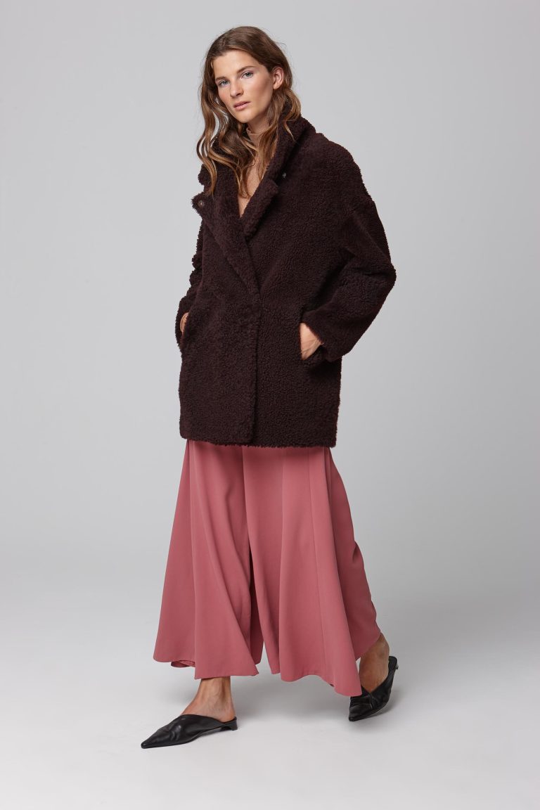 notch collar burgundy shearling gilet - women | gushlow and cole - cell image 1