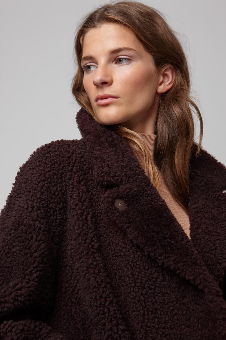 notch collar burgundy shearling gilet - women | gushlow and cole - cell image 4