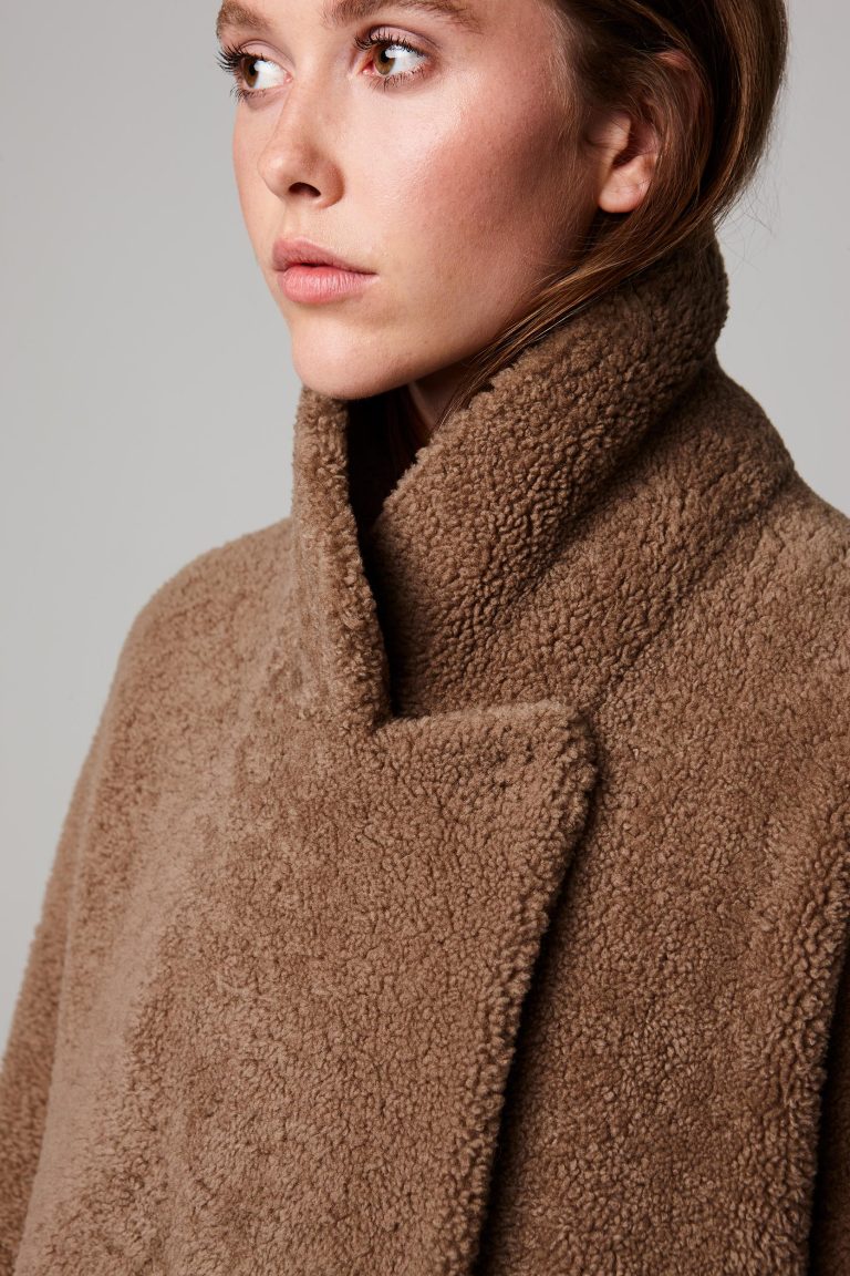 notch collar camel shearling gilet - women | gushlow and cole - cell image 6