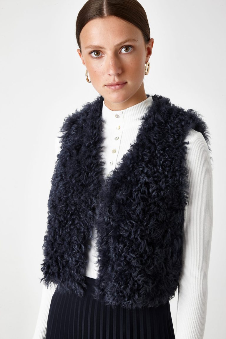 navy shearling crop gilet - women | gushlow & Cole - GCCR0-NAV