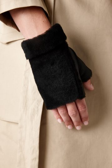 Mini Shearling Mittens in Black | Women | Gushlow & Cole