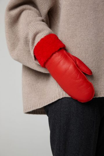 red full palm shearling mittens - model crop - women | Gushlow & Cole