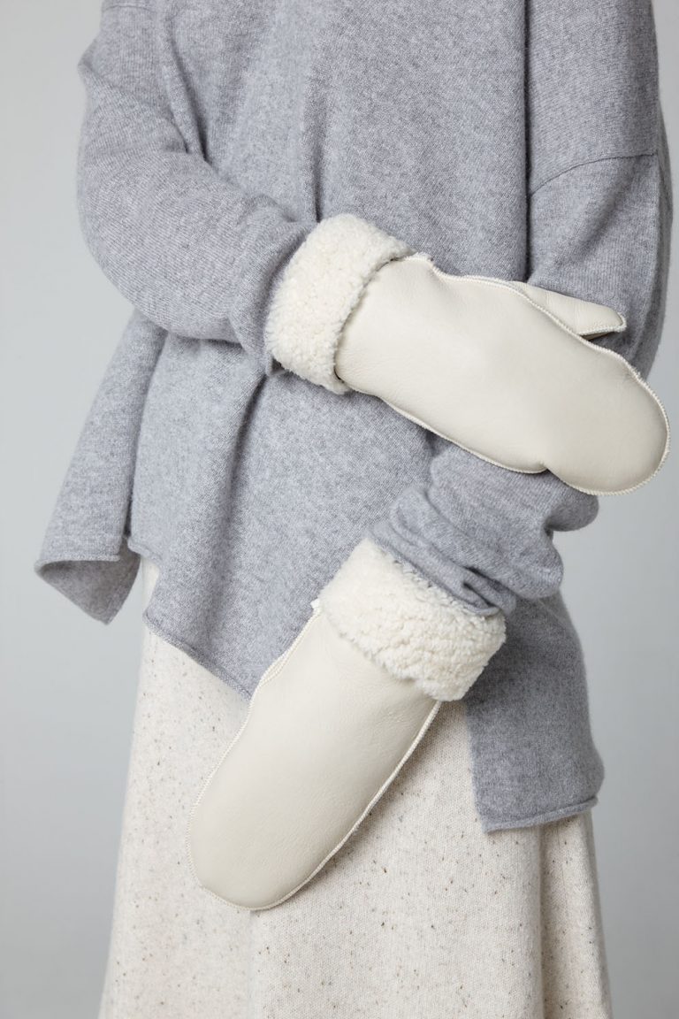 white full palm shearling mittens - crop both hands - women | Gushlow & Cole