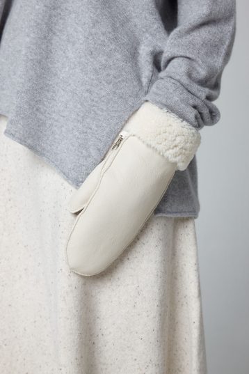 white full palm shearling mittens - crop - women | Gushlow & Cole