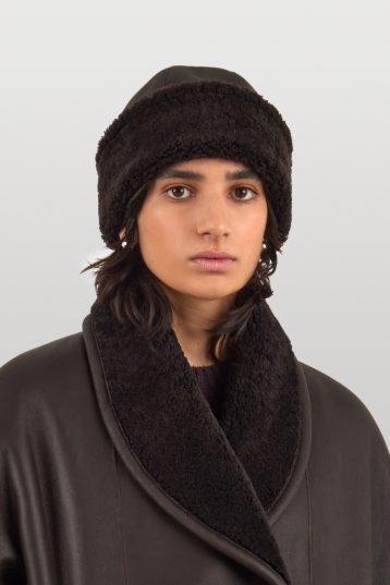Brown Chiswick Shearling Hat | Womens Luxury Shearling | Gushlow & Cole | model front
