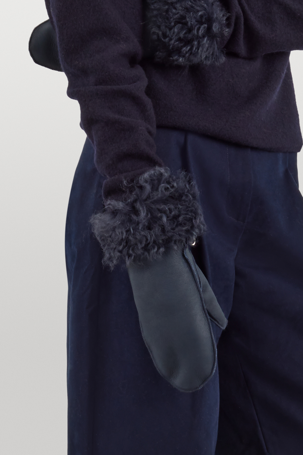 Full Palm Navy Shearling Mittens | Womens | Gushlow & Cole - model crop in