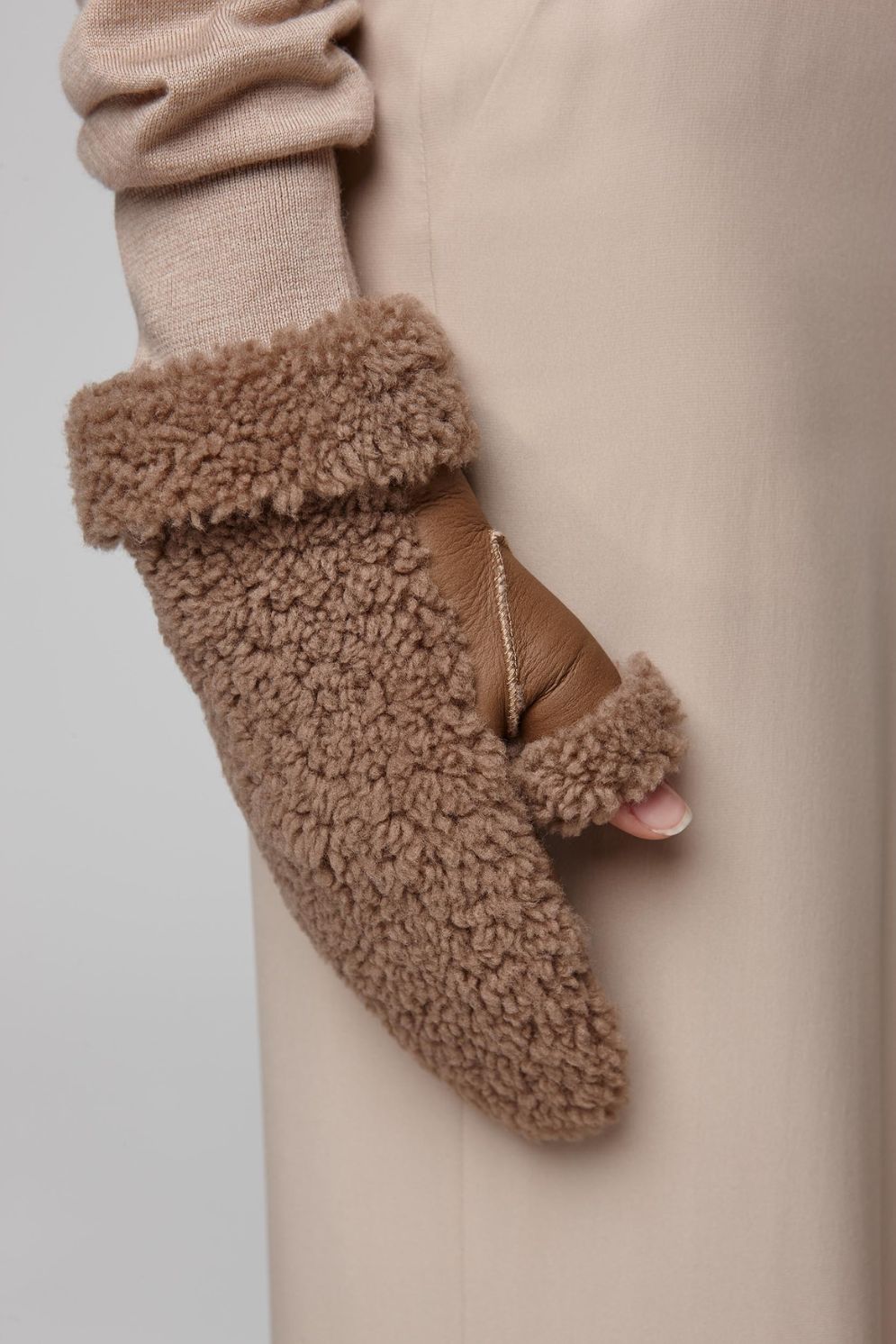 Camel Thumbless Shearling Mittens | Women | Gushlow & Cole - model hand